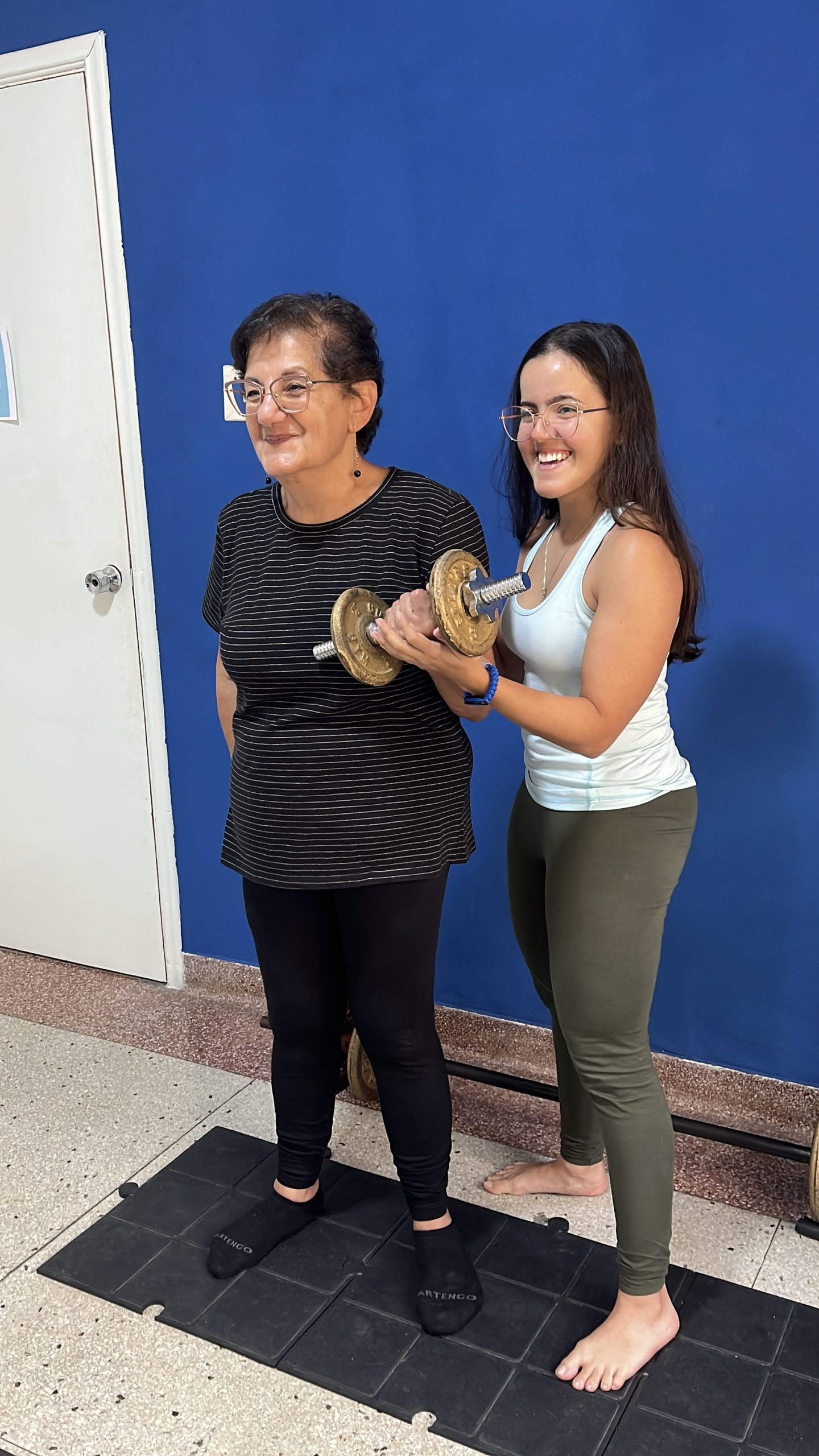 Andrea entrenando a una adulta mayor